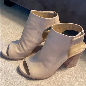*BEAUTIFUL* Stuart Weitzman open toe booties
